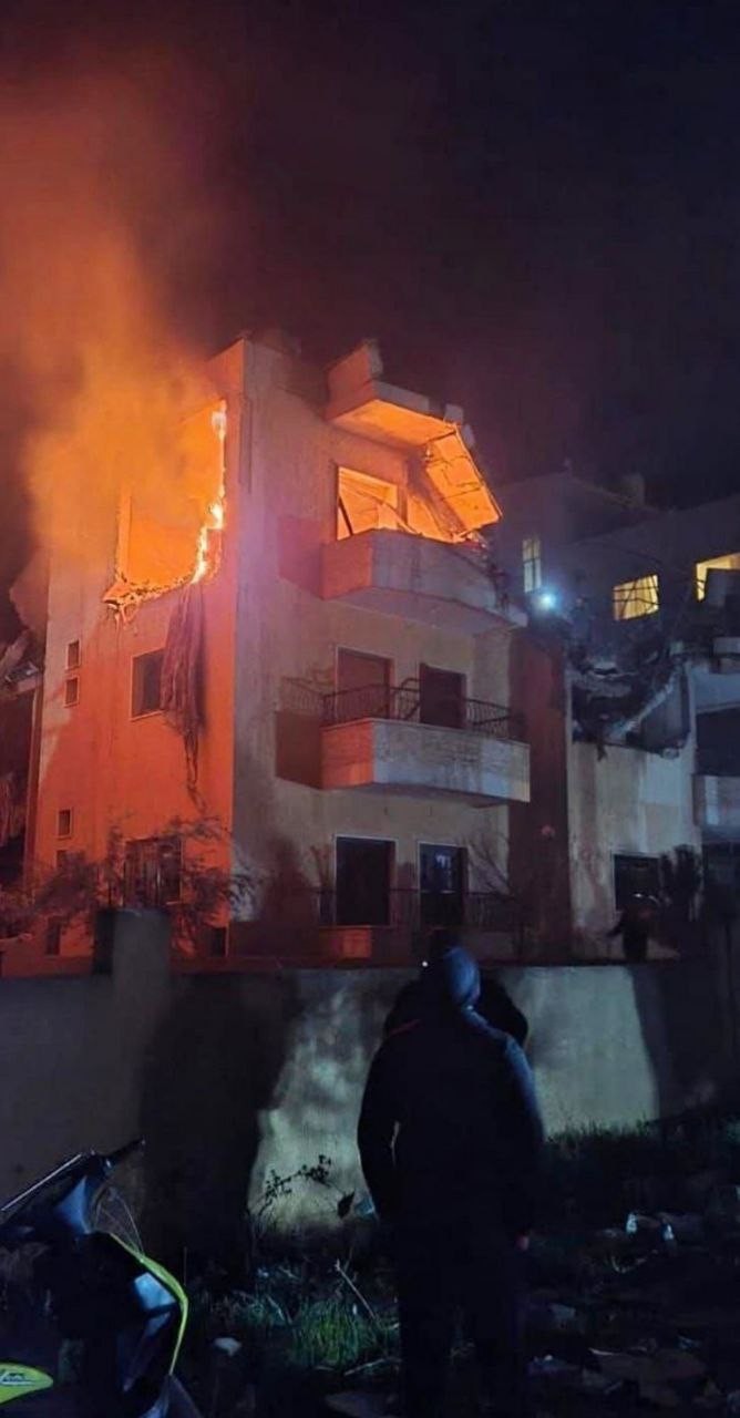 قصف مبنى في البقاع شرق لبنان.jpg