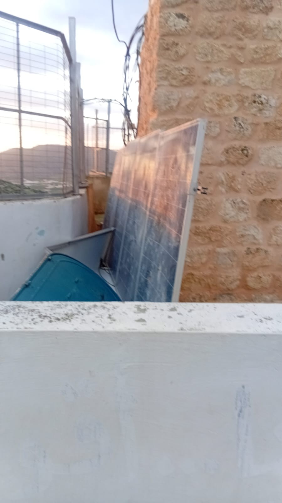 مستوطنون يهاجمون مدرسة في الأغوار (4).jpeg
