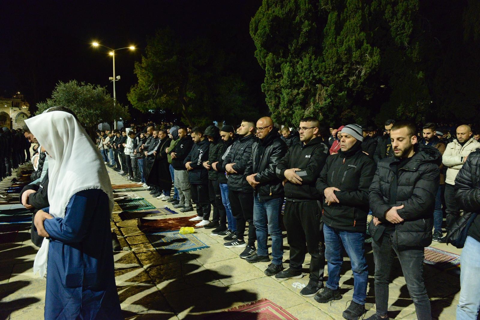 صلاتي العشاء والتراويح في المسجد الأقصى4.jpg