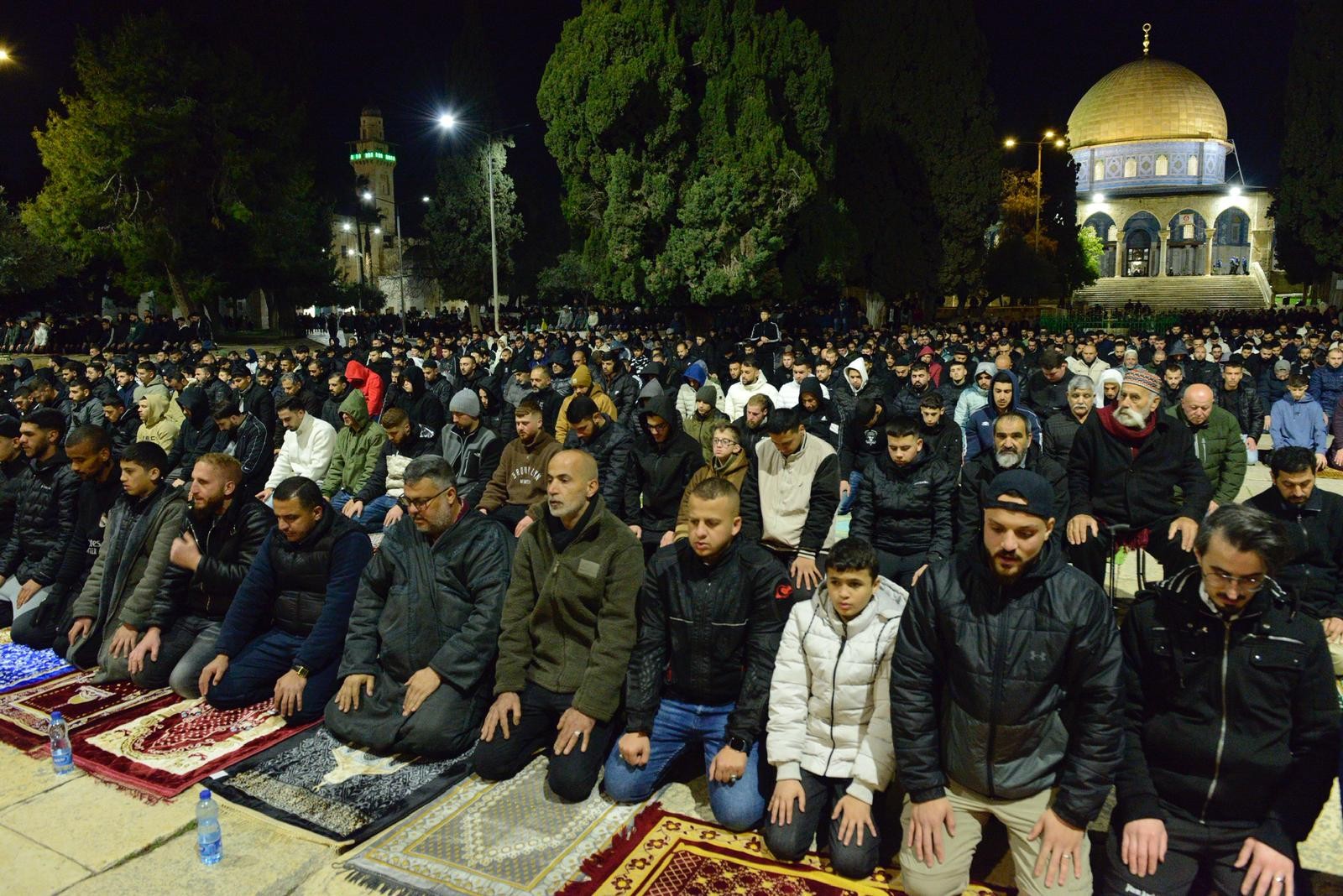 صلاتي العشاء والتراويح في المسجد الأقصى5.jpg
