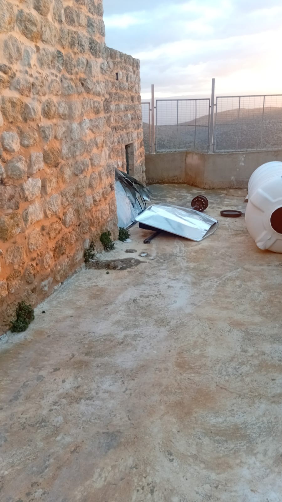 مستوطنون يهاجمون مدرسة في الأغوار (5).jpeg