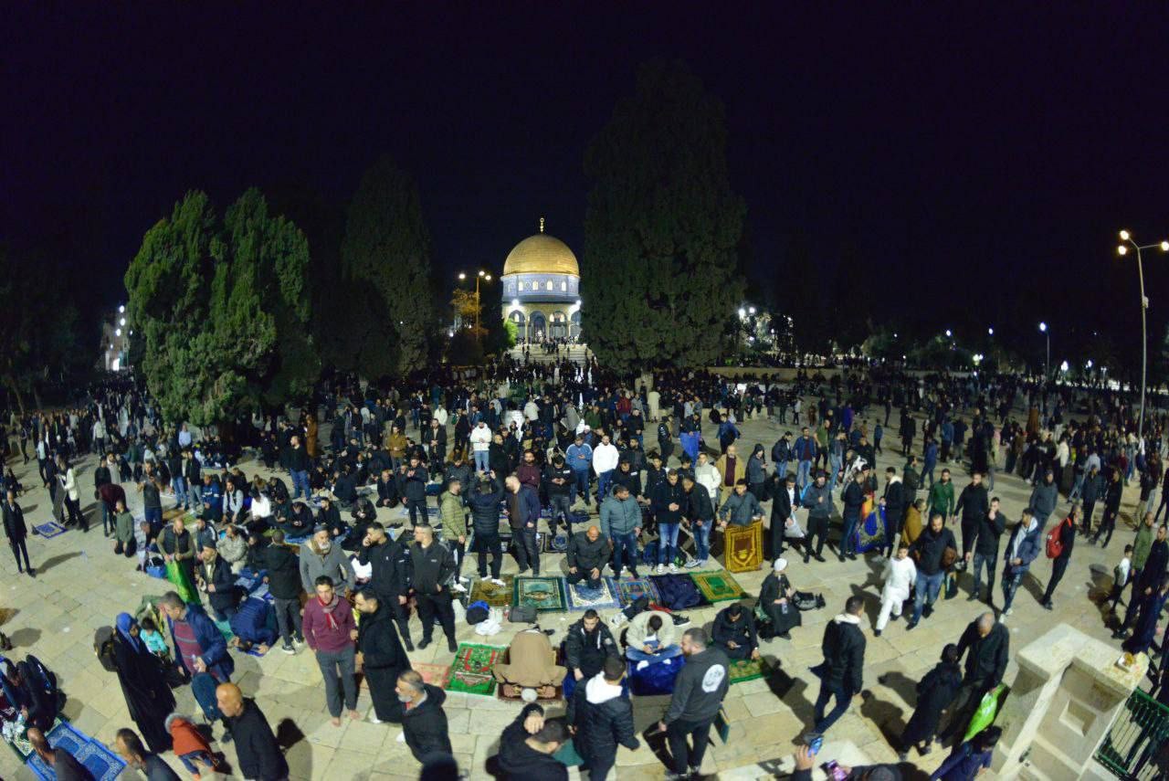 صلاة العشاء والتراويح في المسجد الأقصى 3.jpg
