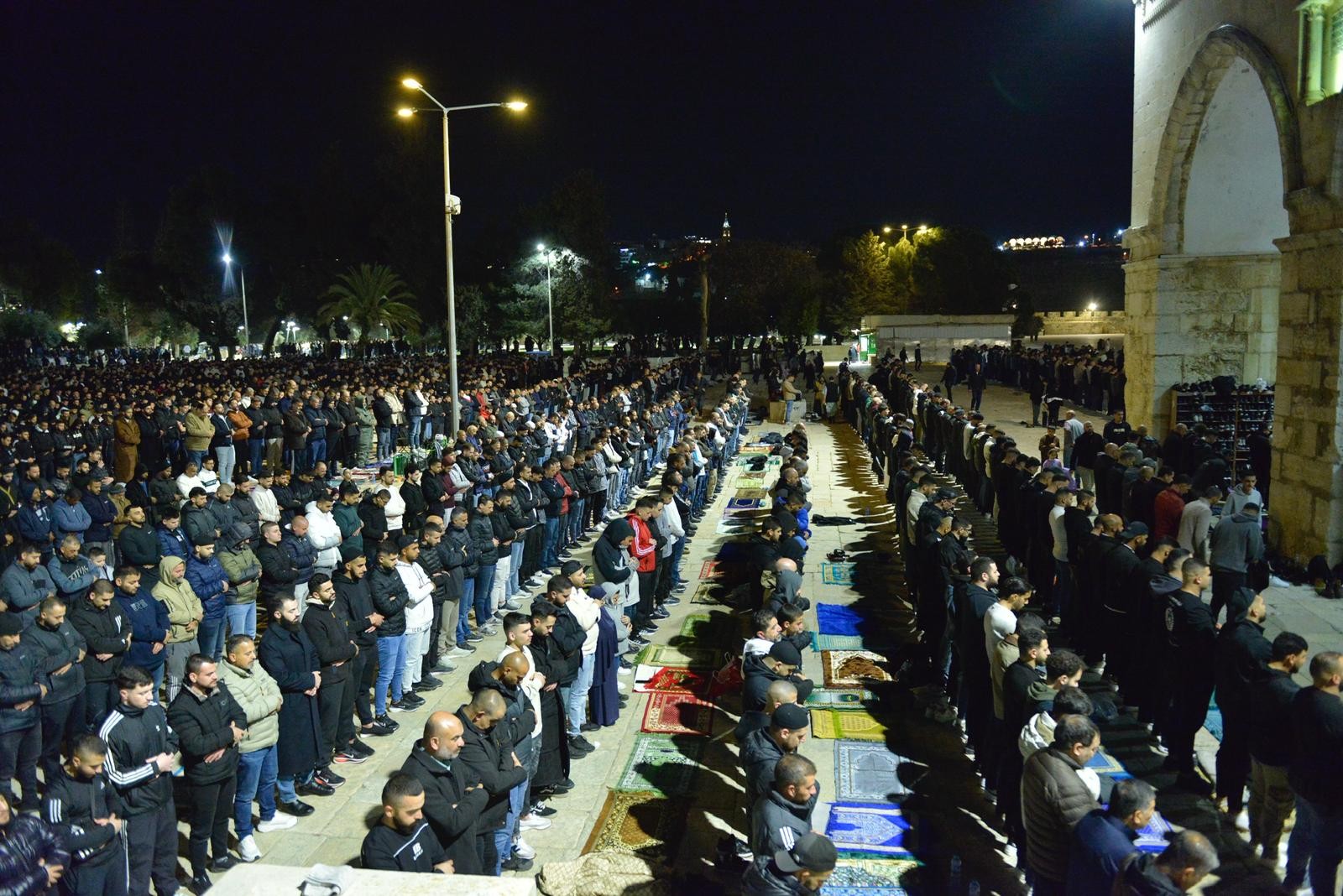 صلاة العشاء والتراويح في المسجد الأقصى 7.jpg