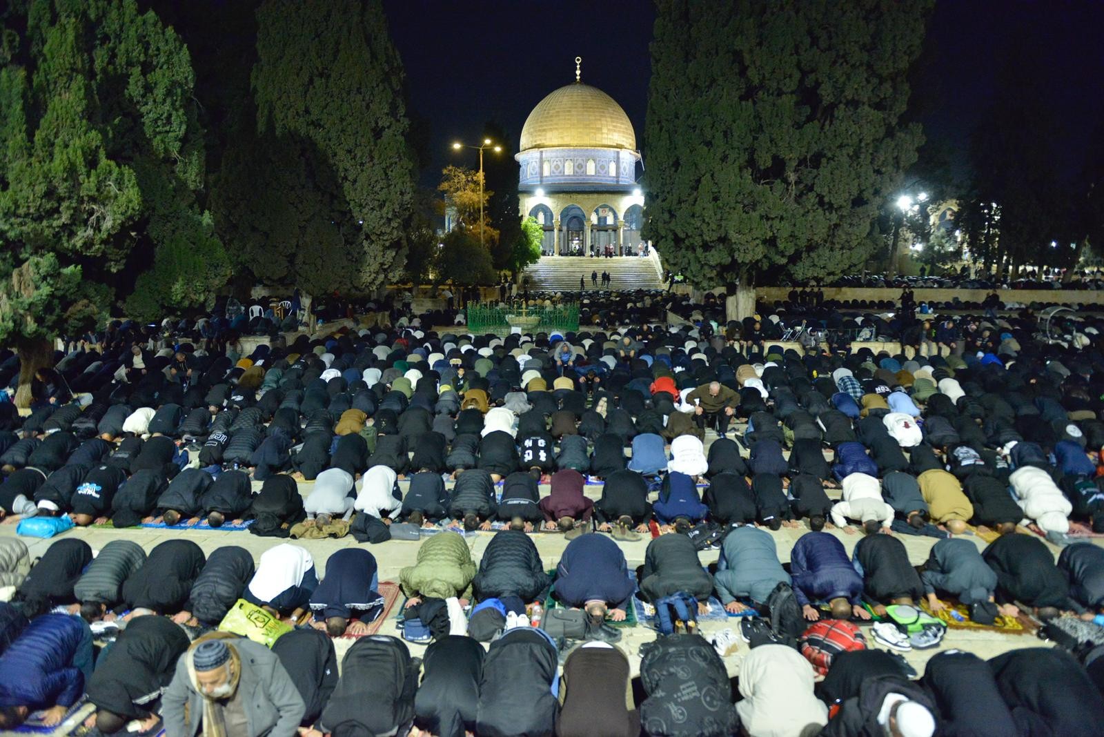 صلاة العشاء والتراويح في المسجد الأقصى 6.jpg