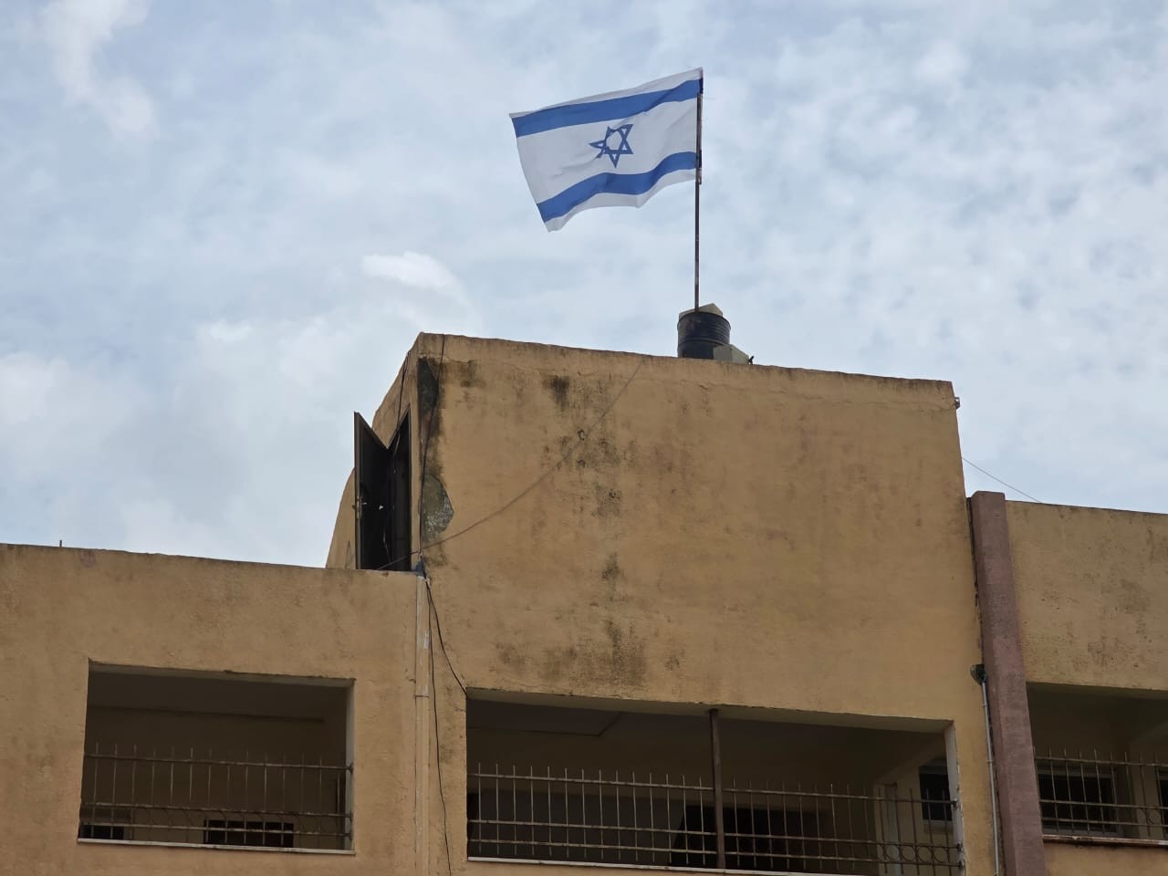 رفع علم الاحتلال على مدرسة في حوارة (5).jpeg