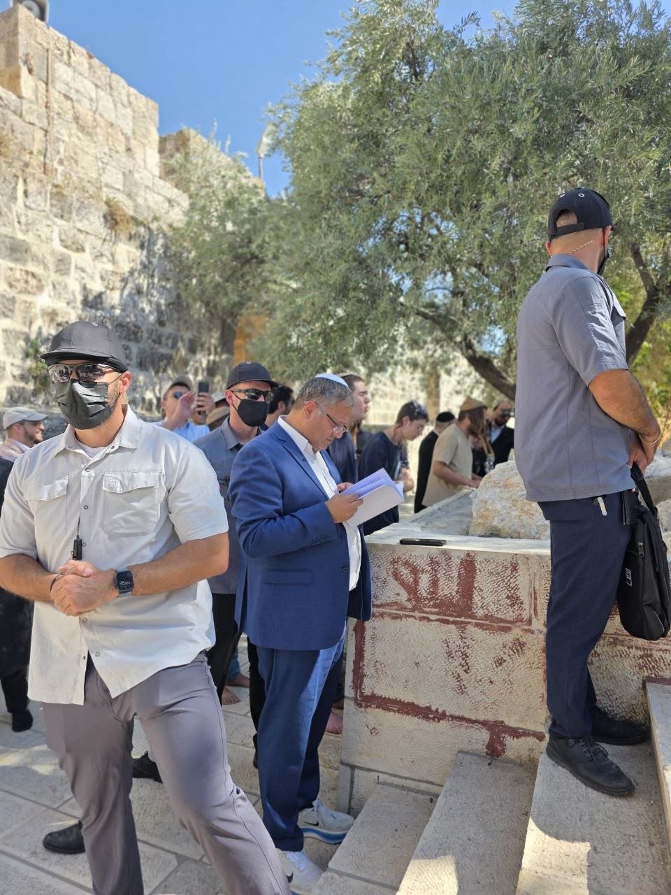 بن غفير يقتحم المسجد الأقصى ويؤدي طقوساً تلمودية في المنطقة الشرقية.jpg