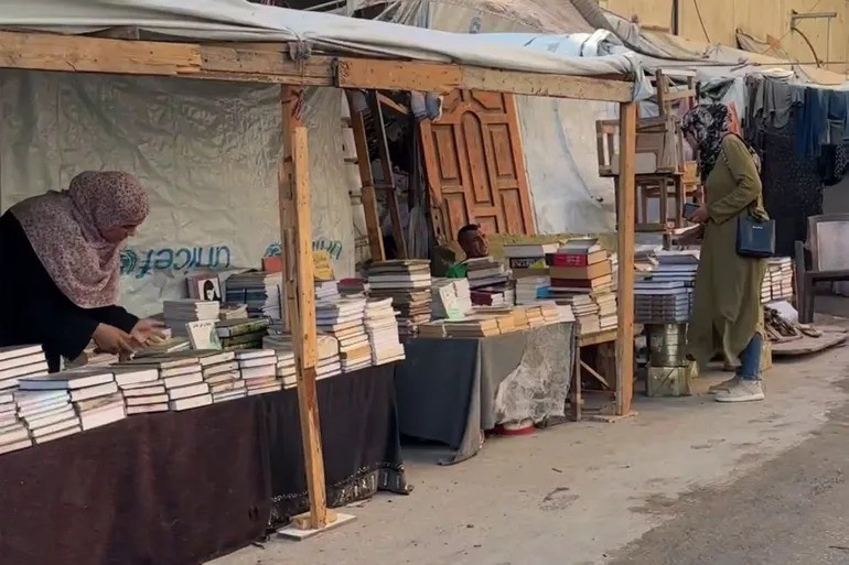 مكتبة الخيمة 3.jpg