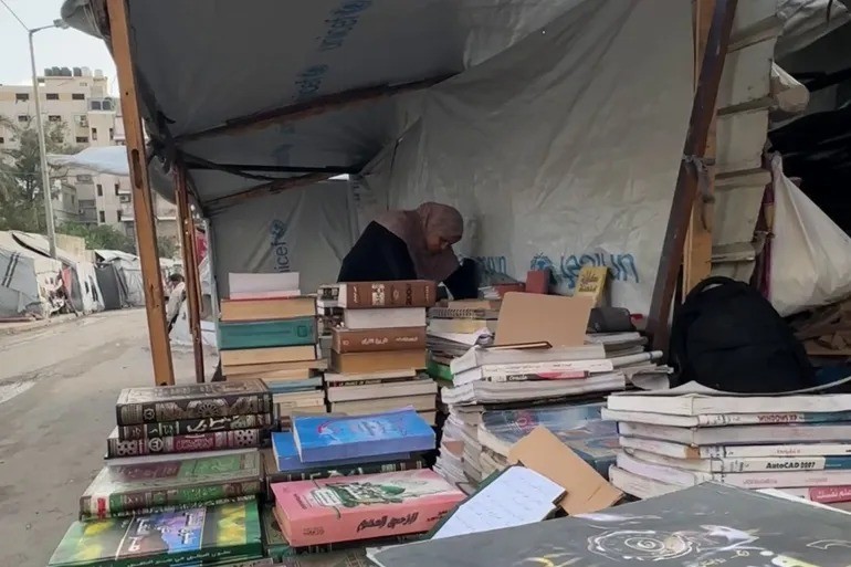 مكتبة الخيمة.jpg