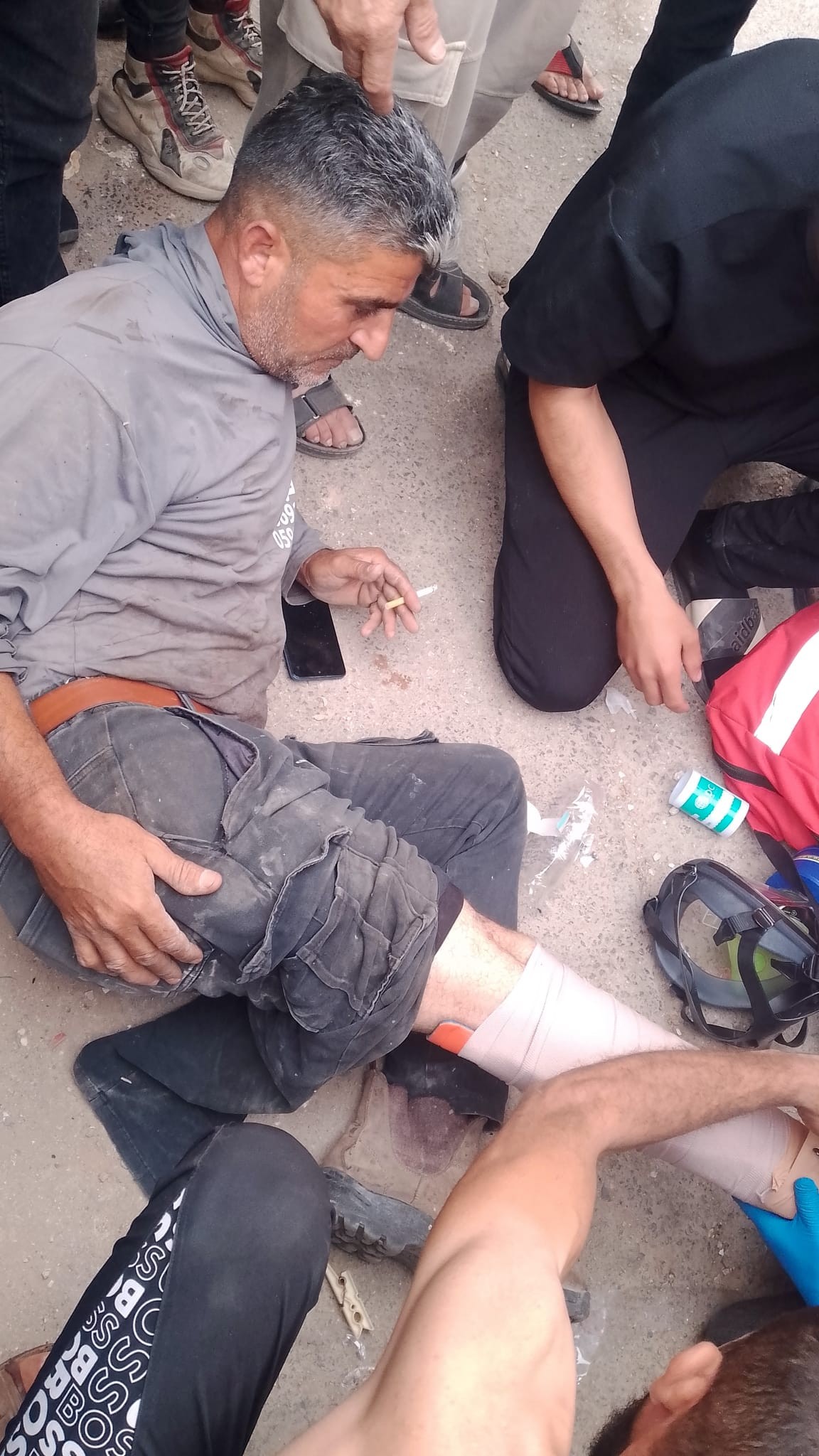 إصابة مواطن باعتداء جنود الاحتلال.jpg